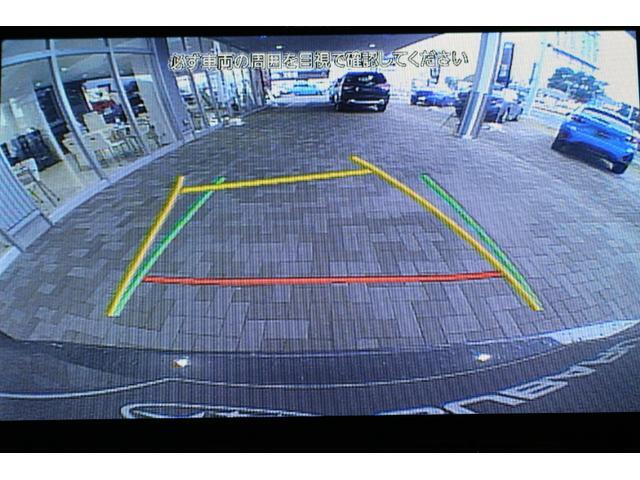 Rレンジに入れると後退時にバックカメラの映像が移されます。ガイド線がついているのでタイヤのキレ角も予想しやすいです。