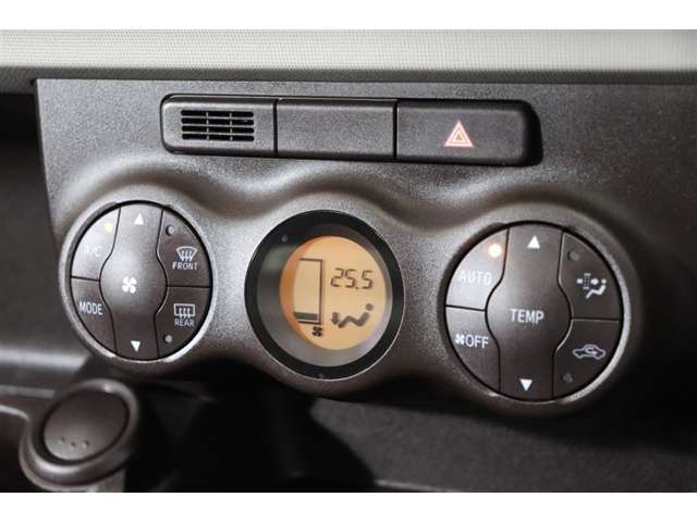 設定温度に風量などを自動で調節。面倒な操作をすることなく一定温度を維持でき快適な車内空間です。