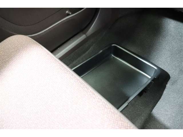 運転時の靴などを収納するときに便利な助手席シート下の収納スペースです。
