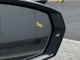 「ブラインドスポットディテクション」。車両斜め後方死角ゾーンに車両を検知するとミラー先端のインジケーターがオレンジ色に点灯、安全な車線変更をサポートします。
