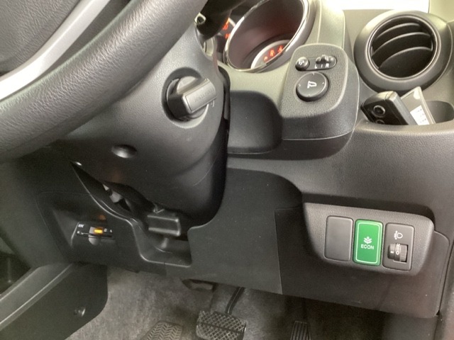 左側に高速で便利なETCがあり、ヘッドライトの角度を調整できるレベリングダイヤルと、電動格納式リモコンドアミラーのスイッチは運転席の右側、手の届きやすい位置にあります。