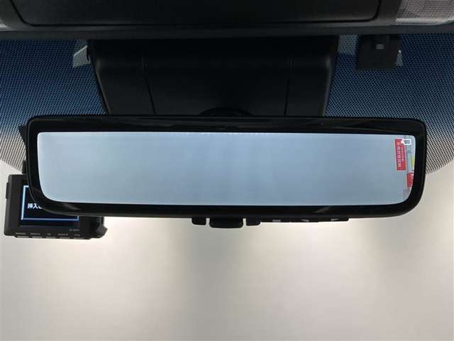 デジタルインナーミラー付き。後方視野角が広く、後席に同乗者がいても後方を確認しやすく安心です。