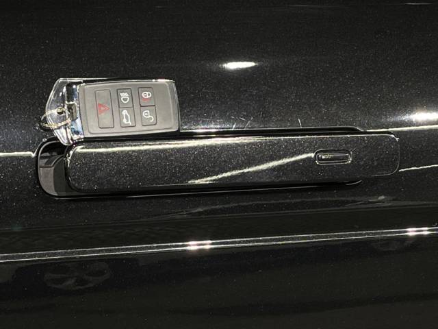 キーレスエントリー バッグやポケットからキーを取り出すことなく車にアクセスして、ロックとアラームを設定できます。 毎日の利便性をさらに高める機能です。