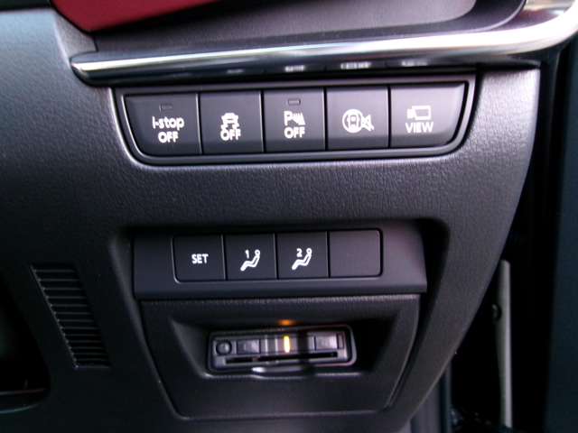 マツダの運転支援システムON/OFFスイッチを配置しその下には運転席２メモリーパワーシート機能付