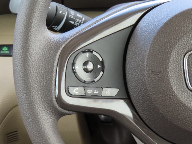 【オーディオの切り替えスイッチ】運転中もナビを触ることなく、ソース選択やボリュームの調節などができるので安全です。