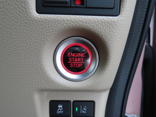 【プッシュエンジンスタート】スマートキーを携帯していればスイッチを押すだけで、エンジンの始動・停止が可能。キーをバッグから取り出して差し込む手間がいりません。