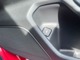 運転席ドアパネルにトランクリッドの開閉ボタンがあります。